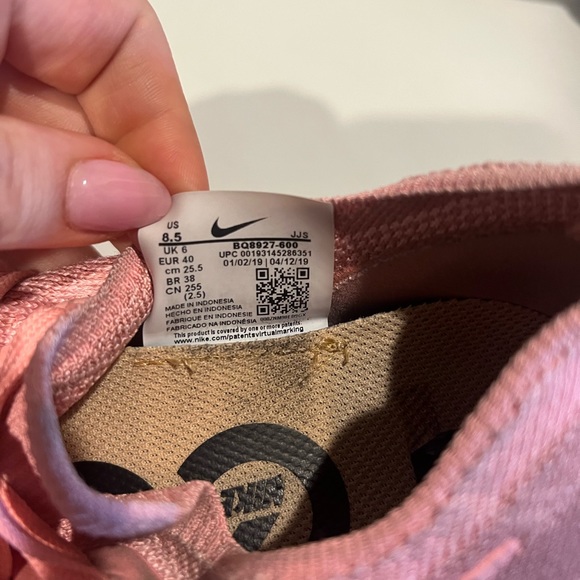 Nike - Picture 3 of 3